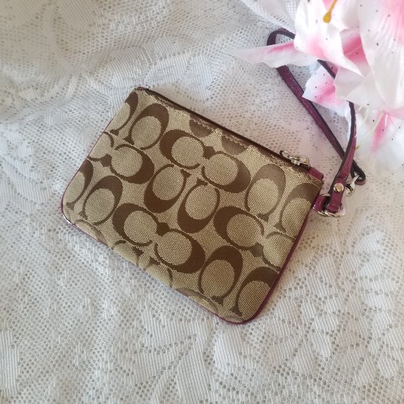 Cute "C" Signature Wristlet - Picture 3 of 4